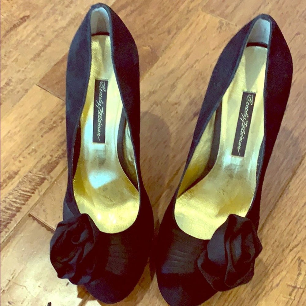 Black pumps